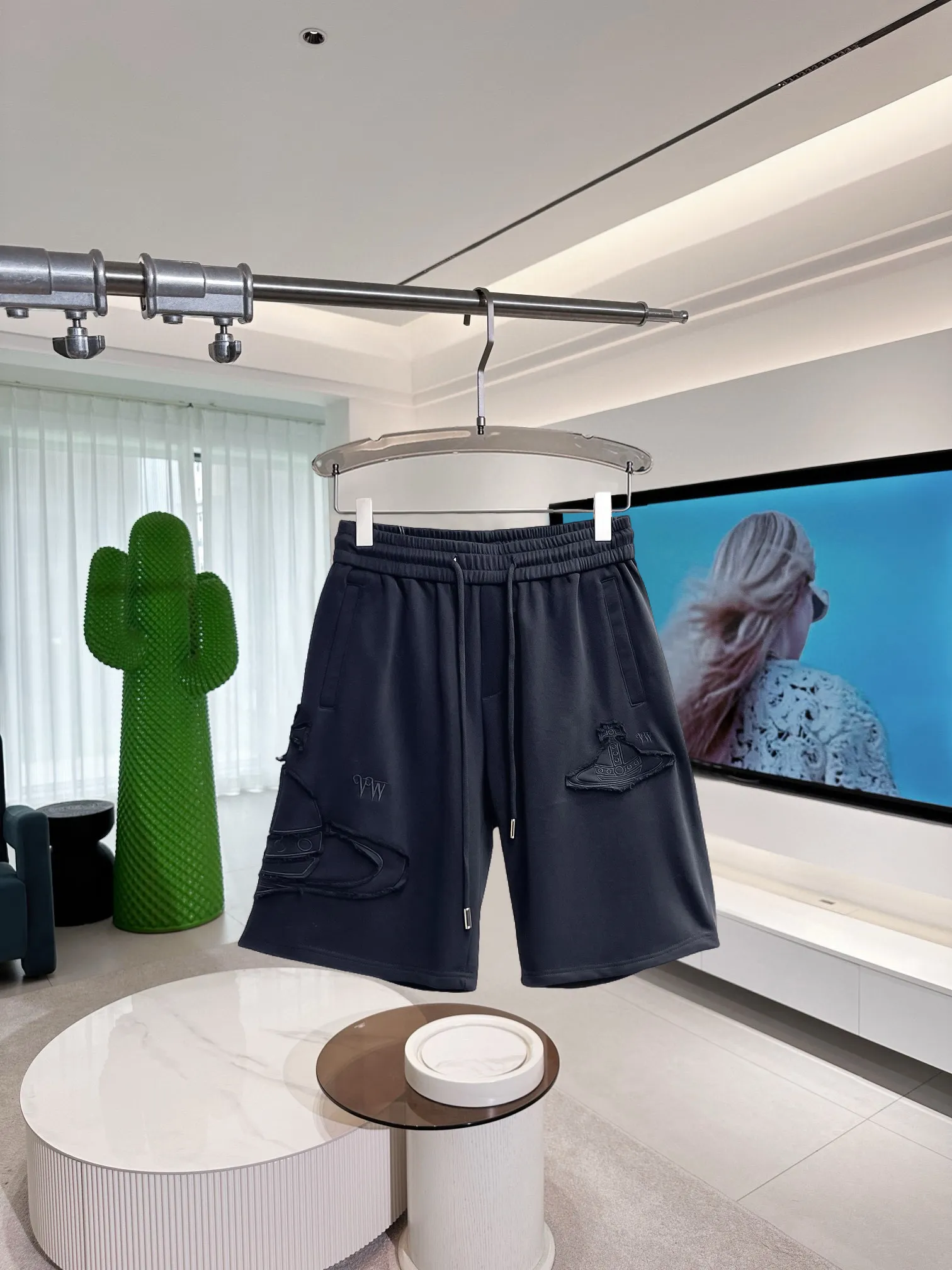 The Queen Mother's three-standard complete 2026 summer New Arrival men's casual shorts, advanced custom-made fabric Breathable fabric, Breathable elasticity and comfort, impeccable details, top-grade accessories, original logo design concept, delicate and soft feel! The upper body fit is awesome! Size: M-XXXL Please state your height and weight when ordering